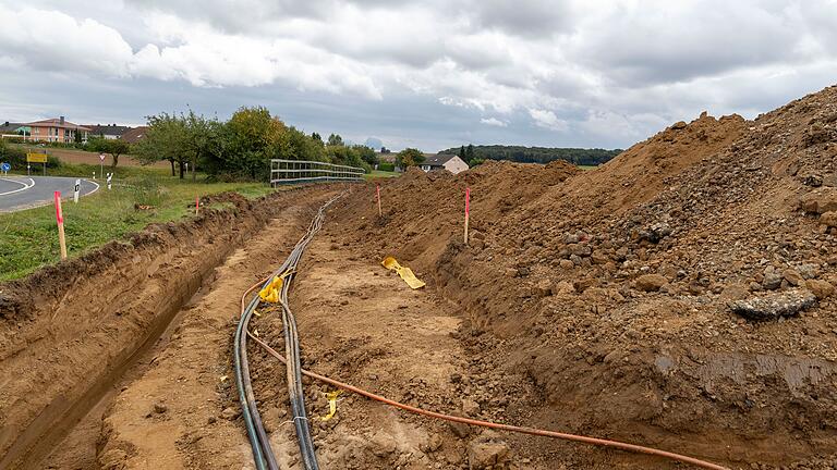 Zwischen Hergolshausen und Theilheim entsteht entlang der Staatsstraße ein neuer Radweg. Dagegen gibt es jetzt Kritik aus der Bevölkerung.