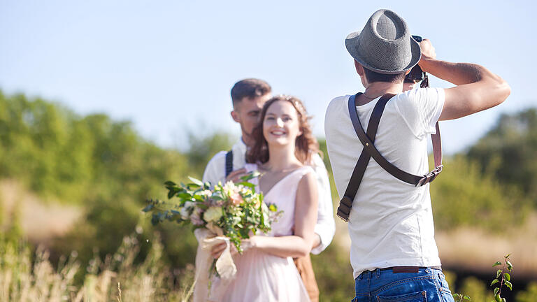 photographer in action       -  Nur ein Profi-Hochzeitsfotograf schafft es, das Brautpaar in Szene zu setzen.