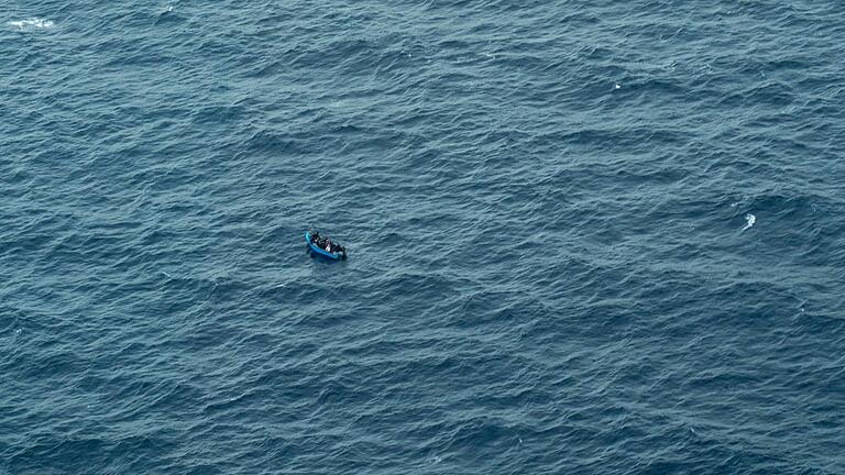 Winzig klein erscheinen die Flüchtlingsboote aus der Luft. Dieses Boot in Seenot hat laut Sea-Watch 29 Menschen an Bord, darunter drei Frauen. Sie wurden von der italienischen Küstenwache gerettet. Das Bild wurde vom Aufklärungsflugzeug Seabird 1 gemacht. Winzig klein erscheinen die Flüchtlingsboote aus der Luft. Dieses Boot in Seenot hat laut Sea-Watch 29 Menschen an Bord, darunter drei Frauen. Sie wurden von der italienischen Küstenwache gerettet. Das Bild wurde vom Aufklärungsflugzeug Seabird 1 gemacht.