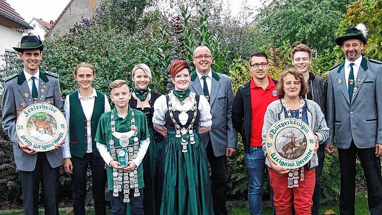 Siegerehrung beim Dornheimer Kirchweihschießen: Manfred Weigand (von links), Miriam Weigand, Yannik Hennefelder, Nicole  Gimperlein, Jessica Weigand, Thomas Schwingenstein, Tobias Köhler, Hermine Weigand und Mark Johnson freuen mit Schützenmeister Ullrich Ruck über ihre Erfolge.