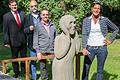 Steff Bauer (rechts) neben ihrer Skulptur &bdquo;Der Schrei&ldquo; in Schlosspark von Oberschwappach. Mit im Bild 2. Bürgermeister Bernhard Jilke, Galerist Egon Stumpf und Gemeinderat Udo Vogt.