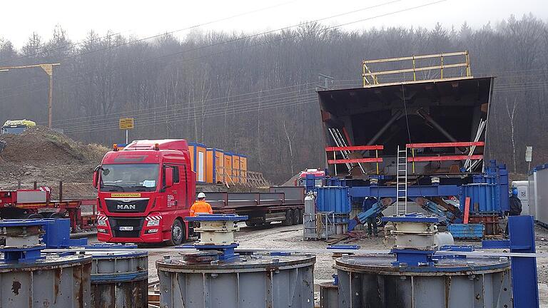 Auf Stützen (im Vordergrund) werden die Stahlabschnitte des Mittelteils der Gemündener Mainbrücke am linken Mainufer vormontiert und zusammengeschweißt, ehe dieser später &ndash; voraussichtlich am 16. März &ndash; in einem Stück auf die Pfeiler gehoben wird.