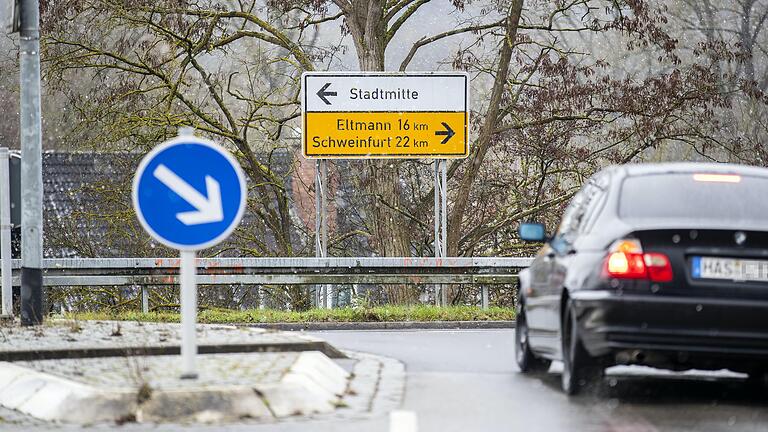 Dürfen Haßfurter noch nach Eltmann oder Schweinfurt fahren? Ein Wegweiser zeigt, dass beide Orte mehr als 15 Kilometer von der Kreisstadt entfernt sind. Noch ist das kein Problem, doch sollte die 7-Tage-Inzidenz über 200 steigen, wird der Bewegungsradius eingeschränkt.