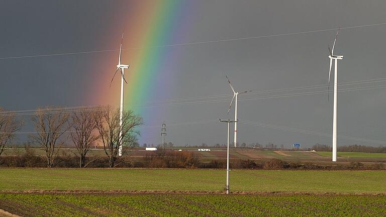 Vier Windkraftanlagen, drei davon auf dem Foto, stehen bereits auf Kitzinger Gemarkung, an der Grenze zu Biebelried. Nun sollen vier an der Grenze zu Kaltensondheim dazu kommen.