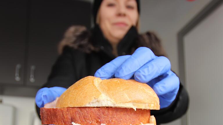 Ein frisches Leberkäsbrötchen auf die Hand.