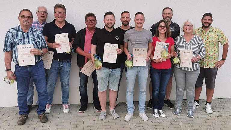 Die anwesenden Geehrten beim TSV Wenkheim zusammen mit dem wiedergewählten dreiköpfigen Vorstandsteam Andre Baumann (rechts), Martin Salzmann (Mitte) und Björn Schmidt (Dritter von rechts).