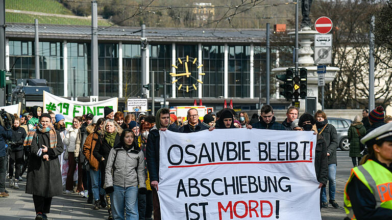 Demo für Kelvin in Würzburg: Was tut sich vor und hinter den Kulissen im Fall Kelvin. Der Verein Seebrücke e.V. organisierte die Demo vom Würzburger Hauptbahnhof bis zur Regierung von Unterfranken..