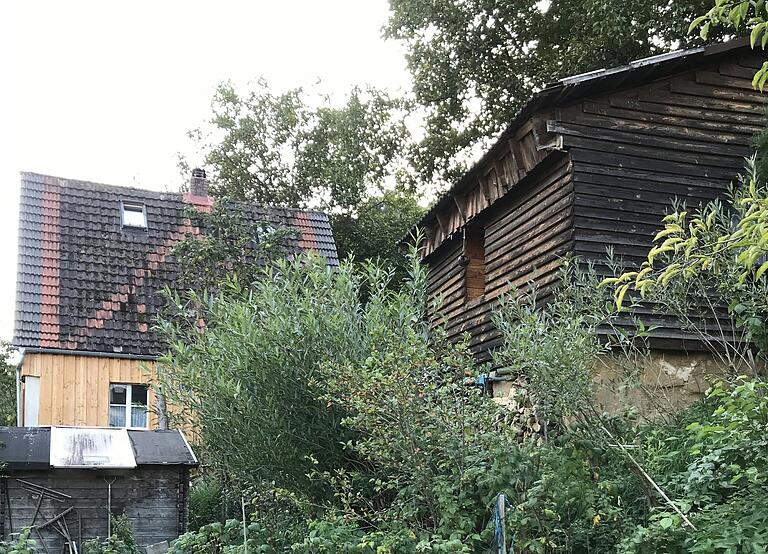 Das gemauerte Haus (links im Hintergrund) steht direkt neben dem Strohballenhaus. Zeitweise vermieteten es die Bathons, während sie selbst im Strohballenhaus lebten.&nbsp;