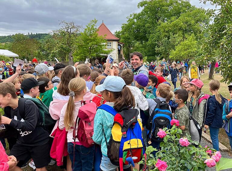 Ein Autogramm bitte. Die Kinderkonzerte von Juri Tetzlaff (Mitte) im Barockgarten sind Publikumslieblinge.