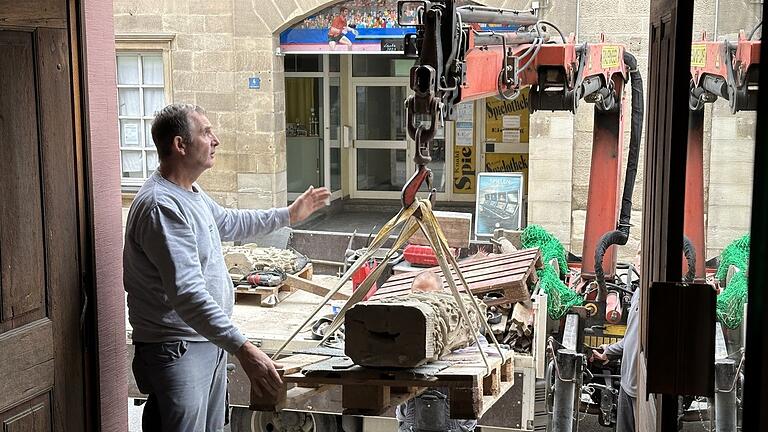 Viel Zeit und Kraft mussten die Mitarbeiter der Steinmetz und Bildhauerfirma Geisendörfer aus Würzburg aufwenden, um den historischen Bildstock unbeschadet im 'Treffpunkt Grabfeld' im Museum Schranne in Bad Königshofen aufzustellen.