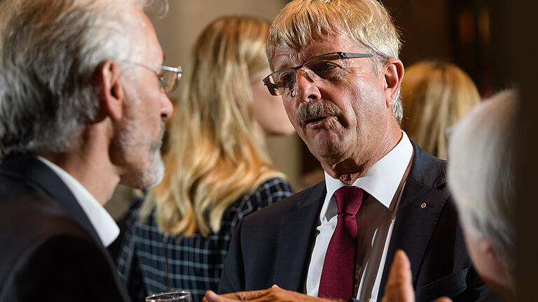 Der scheidende Baureferent Christian Baumgart im Gespräch mit ÖDP-Stadtrat Raimund Binder. Die Stadt verabschiedete ihren langjährigen Referenten mit einem Empfang im Kulturspeicher. Foto: Daniel Peter