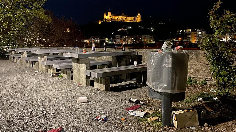 Schon in den Wochen davor gab es am Main immer wieder Verschmutzungen, wie dieses Archivbild vom 24. April zeigt. Schon in den Wochen davor gab es am Main immer wieder Verschmutzungen, wie dieses Archivbild vom 24. April zeigt.