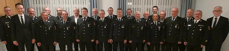 Vier Jahrzehnte Feuerwehrdienst haben absolviert (von links): Kreisbrandrat Holger, Landrat Florian Töpper, Reinhard Keller, Manfred Brand, Martin Krückel, Thomas Mehling, Bruno Kimmel, Rudolf Rüger, Josef Zeißner, Werner Keller, Georg Keller, Albin Zeißner, Eduard Strobel, Stefan Spahn, Adolf Weiler, Martin Pfister, Werner Hedrich, Wolfgang Schömig, Michael Schneider, Werner Schmitt, Kreisbrandmeister Rainer Wischer, Kreisbrandinspektor Reinhold Achatz und Wasserlosens Bürgermeister Anton Gößmann.