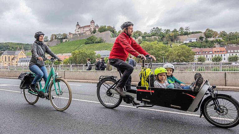 Bequem und sicher: Kinder in solchen Lastenrädern zu transportieren, ist neben Kindersitz und Anhänger eine gängige Möglichkeit. Doch jede Variante hat Vor- und Nachteile, was die Sicherheit angeht. Das Bild zeigt Teilnehmer einer Familien-Fahrraddemo 2021 in Würzburg. Bequem und sicher: Kinder in solchen Lastenrädern zu transportieren, ist neben Kindersitz und Anhänger eine gängige Möglichkeit. Doch jede Variante hat Vor- und Nachteile, was die Sicherheit angeht. Das Bild zeigt Teilnehmer einer Familien-Fahrraddemo 2021 in Würzburg.