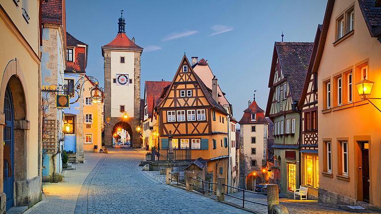 Rothenburg ob der Tauber feiert in diesem Jahr 750. Stadtjubiläum: Aus diesem Anlass gibt es viele Veranstaltungen und Ausstellungen in der malerischen Kleinstadt.