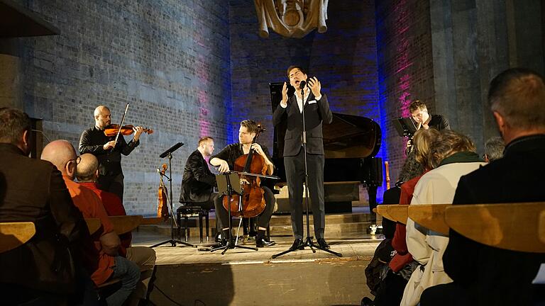 Sänger Valer Sabadus und die Klasssikband Spark in der Würzburger St. Johanniskirche.&nbsp;