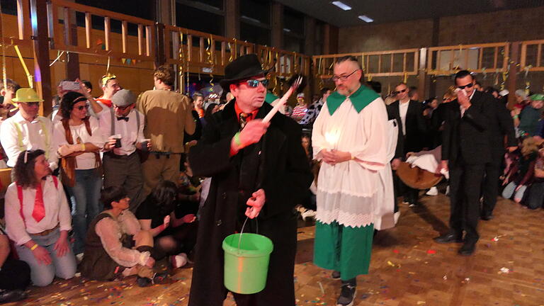 Die Trauergemeinde trägt den Fasching zu Grabe.