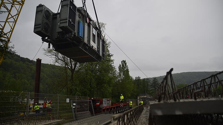 186,4 Tonnen hängen am Haken des Krans, der den zweiten neuen Trafo für das Pumpspeicherkraftwerk in Langenprozelten beim Betonwerk in Neuendorf vom Schiff auf einen Schwertransporter hebt.