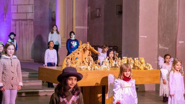 Der für 20. Dezember ursprünglich im Luitpoldbad vorgesehene Open-Air-Gottesdienst '...unterwegs nach Bethlehem' mit dem Krippenspiel 'Jesus ist geboren' (Text und Musik von Gertrud und Martin Göth) steht ab Hl. Abend auf YouTube zur Verfügung.  Im Bild: Die Gospel Sparrows und Gospelkids bei den Filmaufnahmen für das Krippenspiel 2020. Foto: Alexandra Jany       -  Der für 20. Dezember ursprünglich im Luitpoldbad vorgesehene Open-Air-Gottesdienst '...unterwegs nach Bethlehem' mit dem Krippenspiel 'Jesus ist geboren' (Text und Musik von Gertrud und Martin Göth) steht ab Hl. Abend auf YouTube zur Verfügung.  Im Bild: Die Gospel Sparrows und Gospelkids bei den Filmaufnahmen für das Krippenspiel 2020. Foto: Alexandra Jany