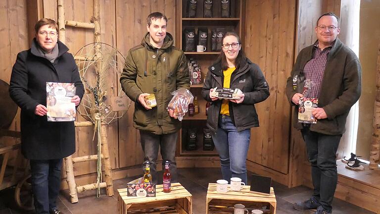 Vor der Eröffnung von 'Mangers Bauernladen' in Oberelsbach (von links): Bürgermeisterin Birgit Erb, die Betreiber Klaus und Nadine Manger sowie Vermieter Tobias Ritter. Vor der Eröffnung von 'Mangers Bauernladen' in Oberelsbach (von links): Bürgermeisterin Birgit Erb, die Betreiber Klaus und Nadine Manger sowie Vermieter Tobias Ritter.