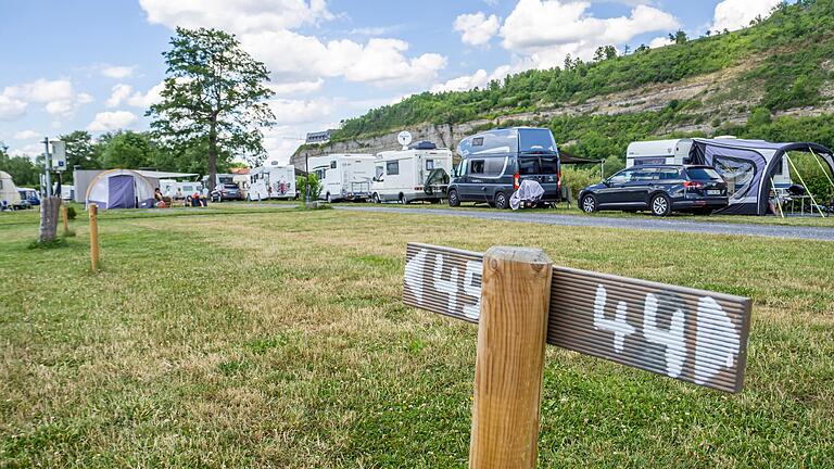 Der Campingplatz in Zellingen punktet mit seiner idyllische Lage. Allerdings muss die Anlage dringend saniert werden. Das Landratsamt stellt sich aber quer.