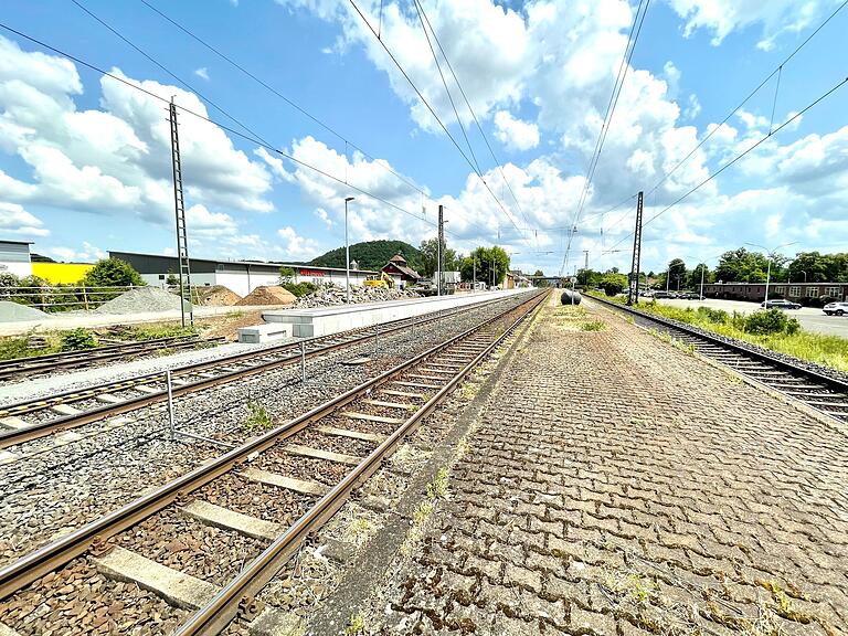 Der Bahnhof Ebelsbach-Eltmann. Hier wird der Hausbahnsteig (links) derzeit barrierefrei ausgebaut.