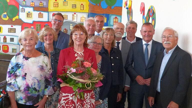 Zur Verabschiedung von Marlies Grollmann (mit Blumenstrauß) als Geschäftsführerin der Lebenshilfe Marktheidenfeld kamen viele Gäste (von links): Martha Grein, Sandra Bolg (Leitung Heilpädagogische Tagesstätte), Marco Gershon (Regierung von Unterfranken), Helmut Viering (Vertreter der Patenfirma Udo Lermann), Johanna Wittstadt (Leitung St. Nikolaus-Schule), 
Nachfolger Ingo Adamzik, Sibylle Hafner-Lurz (Regierung von Unterfranken), Thomas Klein (Vorsitzender Lebenshilfe), Christian Endres (Vertreter der Patenfirma Warema), Bürgermeister Thomas Stamm und Werner Pflaum (Ehrenmitglied Lebenshilfe).