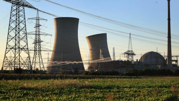 Das stillgelegte Kernkraftwerk Grafenrheinfeld       -  Am 16. August 2024 wurden die Kühltürme des stillgelegten Kernkraftwerks Grafenrheinfeld gesprengt.