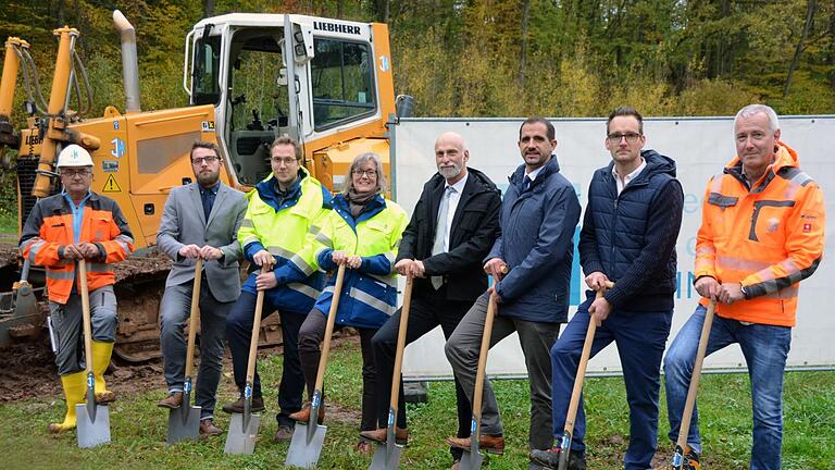 Gebaut wird schon fleißig an der Mischwasserbehandlungsanlage im Ortsteil Albertshausen. Offizieller Spatenstich war am Dienstag mit (von links) Klaus Elbert (Polier Fa. Hell), Matthäus Sklorz vom Büro Hahn (Bad Kissingen), Birgit Imhoff und Markus Schlereth (beide Wasserwirtschaftsamt Bad Kissingen), OB Kay Blankenburg,  Jan Voll (Leiter Bauabteilung KG), Dennie Back, Projektleiter Tiefbauamt der Stadt KG und Bauleiter Peter Straub von der ausführenden Baufirma Hell (Eltingshausen). Foto: Pe...       -  Gebaut wird schon fleißig an der Mischwasserbehandlungsanlage im Ortsteil Albertshausen. Offizieller Spatenstich war am Dienstag mit (von links) Klaus Elbert (Polier Fa. Hell), Matthäus Sklorz vom Büro Hahn (Bad Kissingen), Birgit Imhoff und Markus Schlereth (beide Wasserwirtschaftsamt Bad Kissingen), OB Kay Blankenburg,  Jan Voll (Leiter Bauabteilung KG), Dennie Back, Projektleiter Tiefbauamt der Stadt KG und Bauleiter Peter Straub von der ausführenden Baufirma Hell (Eltingshausen). Foto: Peter Rauch