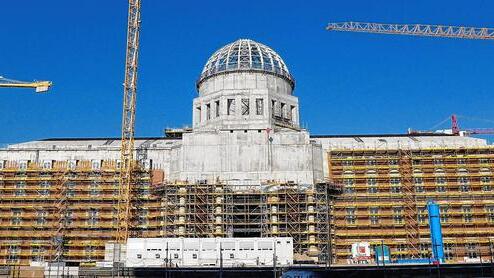 Von Westen kommend ergibt sich der Blick auf die Kuppelfassade des Schlosses mit dem 'Eosander-Portal'. An dieser Fassade arbeitet ein Dresdener Natursteinbetrieb.