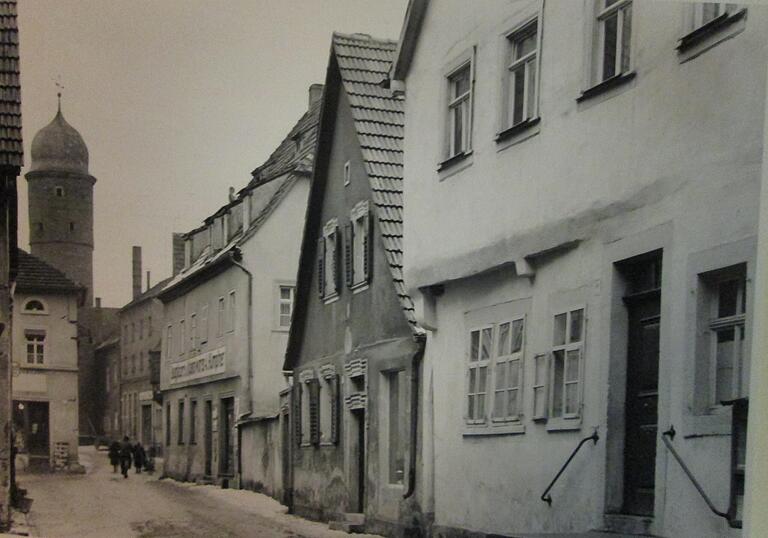 Auf diesem historischen Bild aus den 1930er Jahren aus der Weiße-Turm-Straße sieht man noch gut die Baulücke, die es zwischen den beiden ersten Häusern auf der rechten Seite (heute der NKD-Parkplatz) und dem Anwesen Hümpfner gab. Hier stand bis Mitte des 17. Jahrhunderts ein weiteres Wohnhaus.