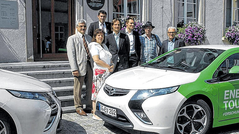 Ganz Elektro: Mit einem Elektrofahrzeug macht die Landtagsfraktion der Grünen eine Infotour durch Bayern, die sie nun auch nach Bad Neustadt führte, wo sie auch ein Pendant ihres eigenen fahrbaren Untersatzes vorfanden.