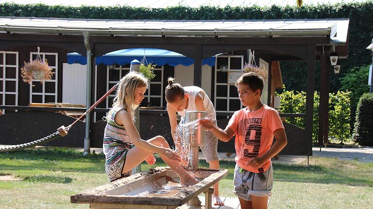 Wasser spielt nicht nur in Form der Heilquellen eine große Rolle im Staatsbad Brückenau, sondern auch auf dem Spielplatz. Elisabeth, Johann und David testen die Wasser-Spiele.  Foto: Ralf Ruppert       -  Wasser spielt nicht nur in Form der Heilquellen eine große Rolle im Staatsbad Brückenau, sondern auch auf dem Spielplatz. Elisabeth, Johann und David testen die Wasser-Spiele.  Foto: Ralf Ruppert