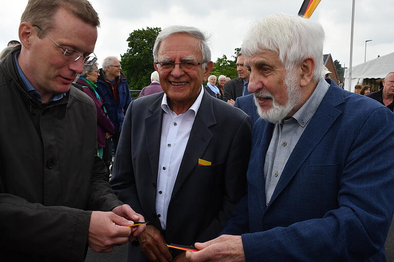 Als Souvenir fand das schwarz-rot-goldene Band reißenden Absatz, im Bild (v.l.) Brückenspezialist Knut Wolfram vom Staatlichen Bauamt, dessen ehemaliger Leiter Anton Jägerhuber und Altbürgermeister Peter Wesselowsky. Als Souvenir fand das schwarz-rot-goldene Band reißenden Absatz, im Bild (v.l.) Brückenspezialist Knut Wolfram vom Staatlichen Bauamt, dessen ehemaliger Leiter Anton Jägerhuber und Altbürgermeister Peter Wesselowsky.