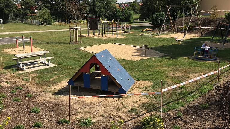 Ein Blick von oben auf den Spielplatz in Untersambach. Ein Blick von oben auf den Spielplatz in Untersambach.