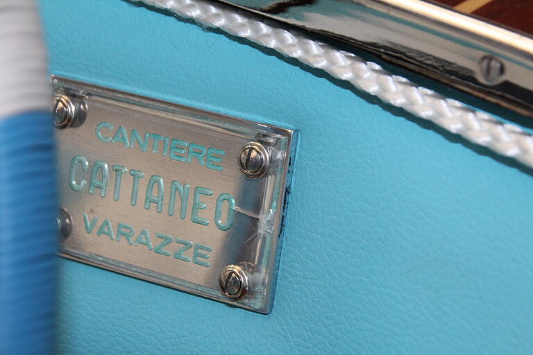 Bis zum kleinsten Detail wie hier dem Herstellerschild für ein Boot aus Mahagoniholz glitzert und funkelt alles in Timo Aumüllers Oldtimer-Sammlung. Bis zum kleinsten Detail wie hier dem Herstellerschild für ein Boot aus Mahagoniholz glitzert und funkelt alles in Timo Aumüllers Oldtimer-Sammlung.