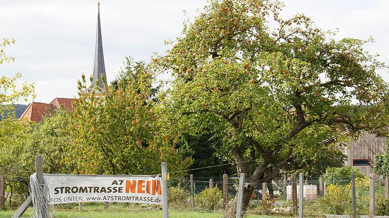 Der Gemeinderat Wasserlosen lehnt die Suedlink-Stromtrasse grundsätzlich ab und hat sich der Haltung der Bürgerinitiative, hier ein Transparent bei Schwemmelsbach, angeschlossen. Der Gemeinderat Wasserlosen lehnt die Suedlink-Stromtrasse grundsätzlich ab und hat sich der Haltung der Bürgerinitiative, hier ein Transparent bei Schwemmelsbach, angeschlossen.