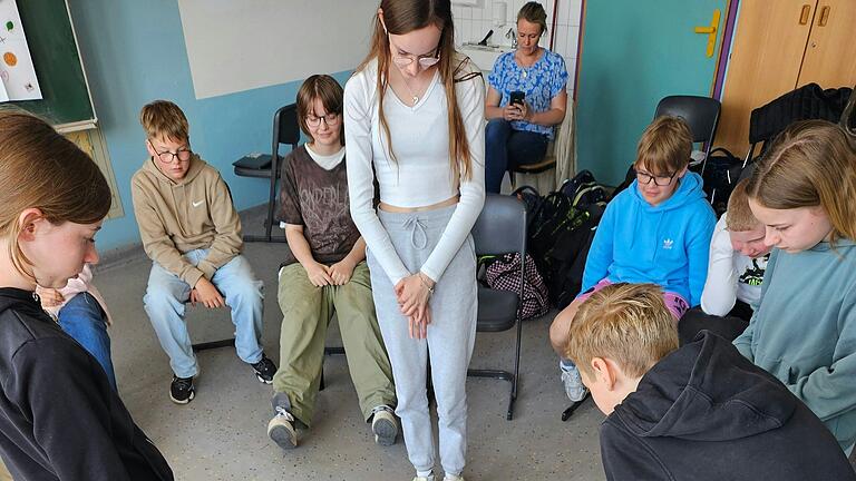 Lektorin Iseult Ruitton-Allinieu vom Deutsch-Französischen Institut in Erlangen begeisterte die Schülerinnen und Schüler am FLSH Schloss Gaibach von der französischen Sprache  und frankophonen Kultur.