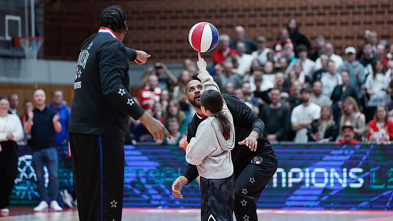 In der Halbzeit der Partie gegen Patras machten die Harlem Globetrotters Werbung für ihre Show Ende April in der Würzburger tectake-Arena. In der Halbzeit der Partie gegen Patras machten die Harlem Globetrotters Werbung für ihre Show Ende April in der Würzburger tectake-Arena.