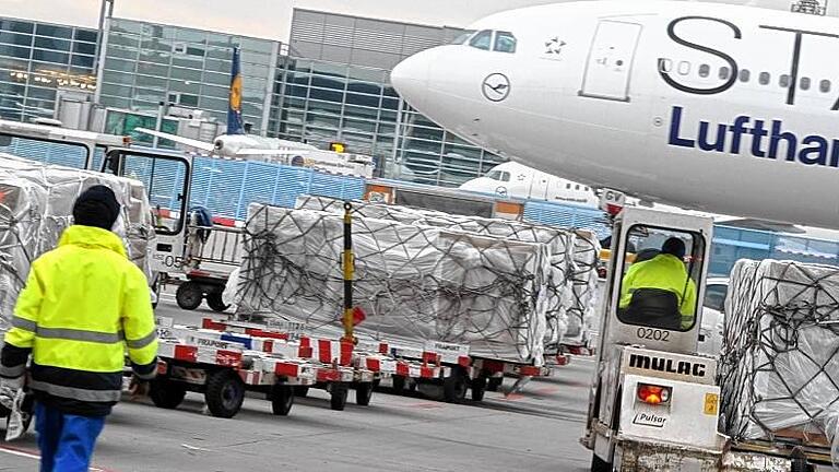 Feldbetten-Lieferung für Flüchtlinge       -  Sicherheitsfrage: Passagiere von Flugzeugen werden vor dem Einsteigen penibel kontrolliert. Was aber ist mit der Luftfracht?