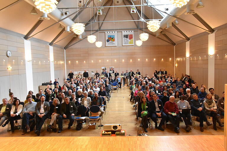 Voll besetzte TG-Halle in Höchberg beim Neujahrsempfang der Landkreis Grünen