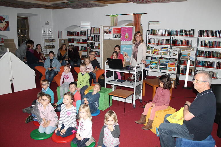 Die Bibliothek wird gerne von jungen Kindern besucht, hier beim Bilderbuchkino im Turmzimmer 'Young World'. Künftig soll das Angebot speziell auch auf Teenager und Jugendliche zugeschnitten sein.