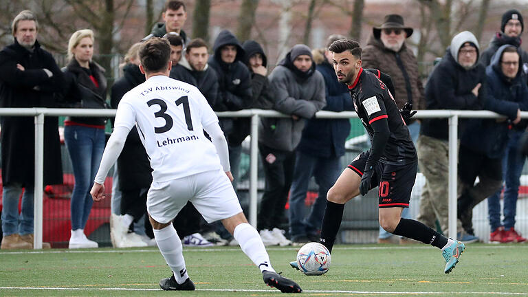 Dardan Karimani (rechts, gegen Abtswinds Felix Lehrmann) traf beim 3:1-Sieg in Abtswind zum 1:0 für die Würzburger Kickers.