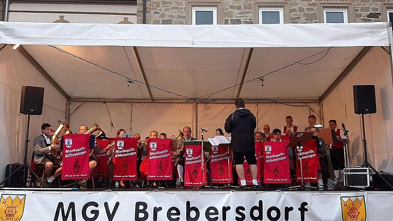 Beim diesjährigen, mittlerweile 34. Straßenfest in Brebersdorf, welches der örtliche Musik- und Gesangsverein ausrichtete, gab die befreundete Musikkapelle aus Altbessingen mit ihren Musikern um Dirigent Helmut Full, der seit stolzen vier Jahrzehnte die Gruppe führt, ein willkommenes Stelldichein und unterhielten die anwesenden Festgäste am Sonntagabend.