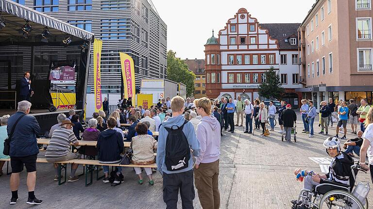 Der angekündigte Parteichef Christian Lindner hatte krankheitshalber kurzfristig absagen müssen: Wahlkampfveranstaltung der bayerischen FDP auf dem Würzburger Marktplatz. Der angekündigte Parteichef Christian Lindner hatte krankheitshalber kurzfristig absagen müssen: Wahlkampfveranstaltung der bayerischen FDP auf dem Würzburger Marktplatz.