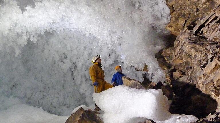 Copy%20of%20perma.tif       -  Besorgniserregende Schmelze: Forschende in Sibirien sammeln Daten zum Permafrost in einer Höhle in Sibirien.  Wenn der Permafrostboden zunehmend auftaut, könnte eine große Menge Methan freigesetzt werden.