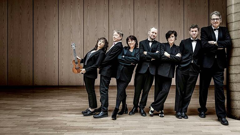 Das 'Ukulele Orchestra of Great Britain', sonst zu Gast in den großen Konzertsälen der Welt, begeisterte erneut an zwei ausverkauften Abenden im Schweinfurter Theater Gemeindehaus.