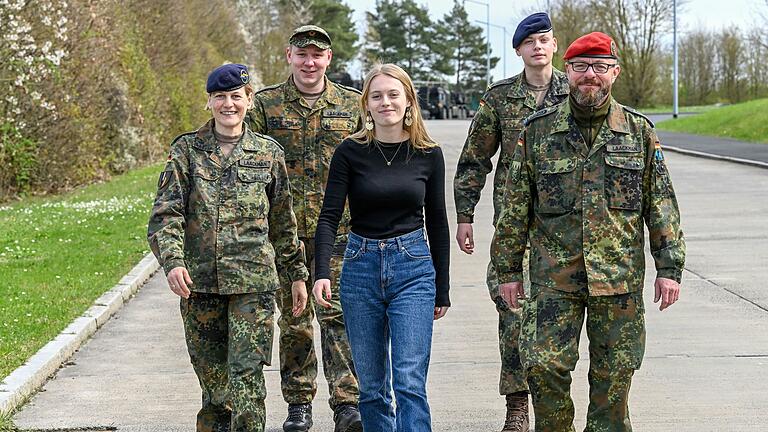 Oberstabsfeldwebel Jörg Laackman (rechts) ist in der Mainfranken-Kaserne in Volkach stationiert. Seine Frau Alexandra ist Spätberufene (links), hat mit fünf Kindern die Fallschirmjäger-Ausbildung durchgezogen. Tochter Paula studiert, die Söhne Jonas (hinten links) und Johann sind ebenfalls bei der Bundeswehr.&nbsp;