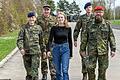 Oberstabsfeldwebel Jörg Laackman (rechts) ist in der Mainfranken-Kaserne in Volkach stationiert. Seine Frau Alexandra ist Spätberufene (links), hat mit fünf Kindern die Fallschirmjäger-Ausbildung durchgezogen. Tochter Paula studiert, die Söhne Jonas (hinten links) und Johann sind ebenfalls bei der Bundeswehr.&nbsp;