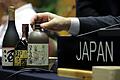 Tagung des Unesco-Ausschusses       -  Japanischer Sake auf dem Tisch der japanischen Delegation während der Unesco-Welterbekonferenz in Asunción.